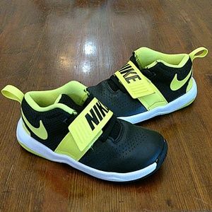 NIKE Team Hustle D8